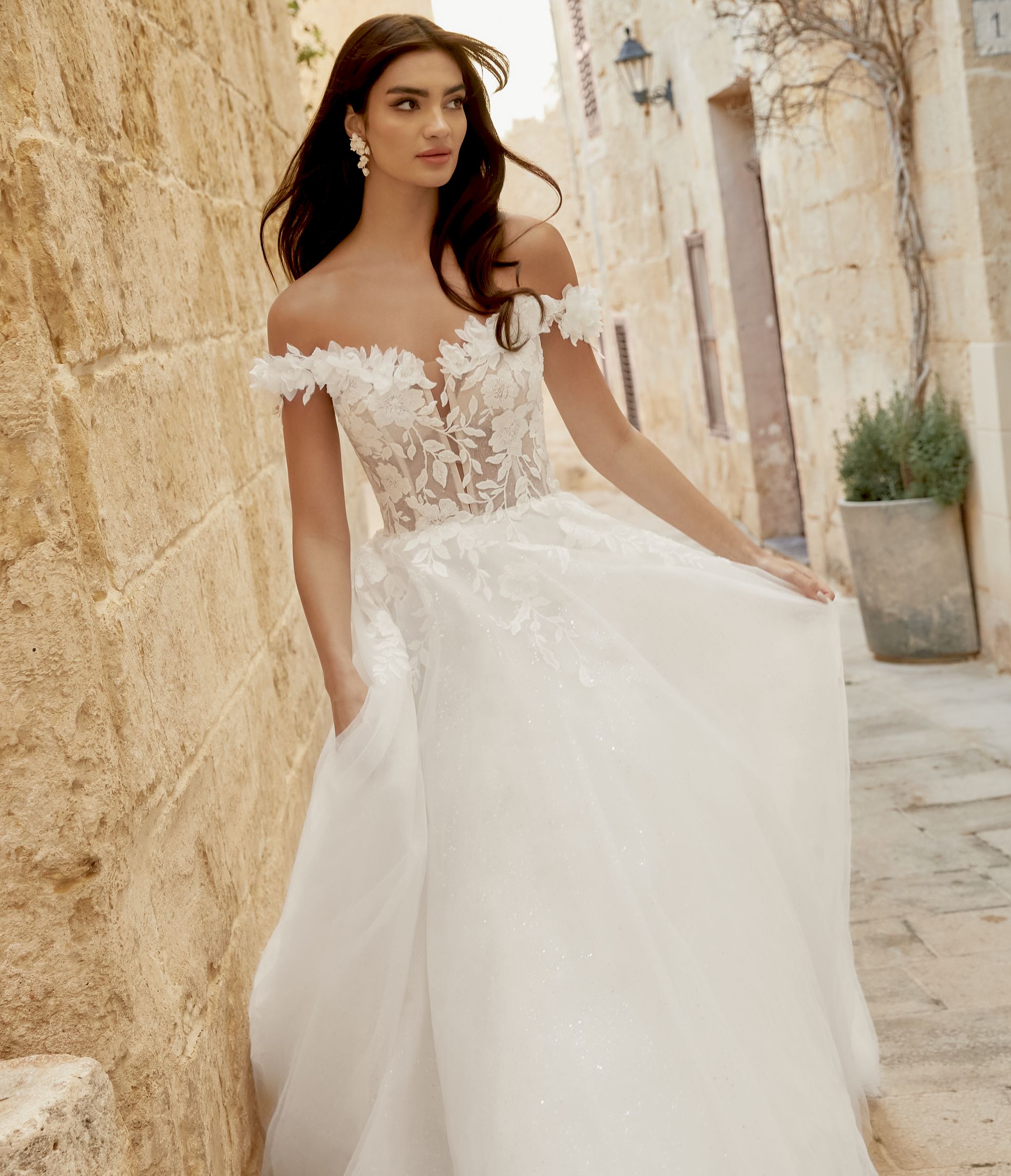 abito da sposa con le spalline omerali